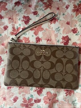 Coach wrislet purse